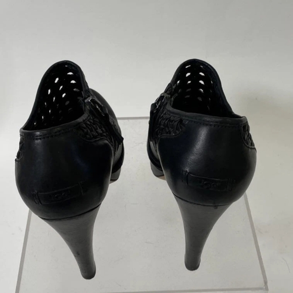UGG AUSTRAILIA BLACK LEATHER HEELED LAZER CUT FUR LINED INSIDE SIZE 10 BOOTS - Picture 2 of 4